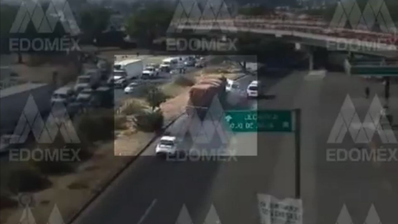 (VIDEO) Accidente entre un tráiler y una combi en el Edomex