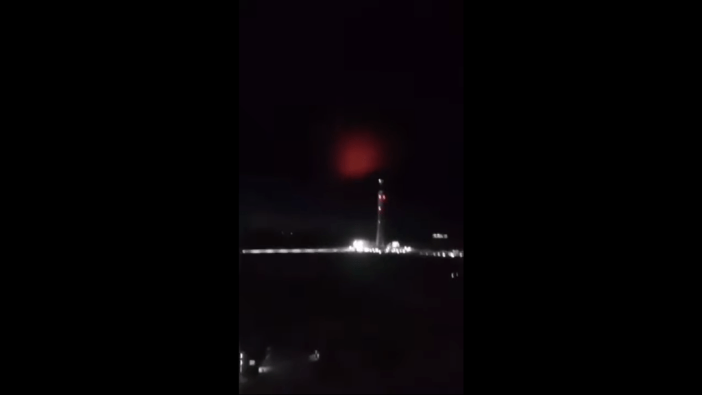 Video ll Captan gran esfera rosa tras caída de meteorito en China