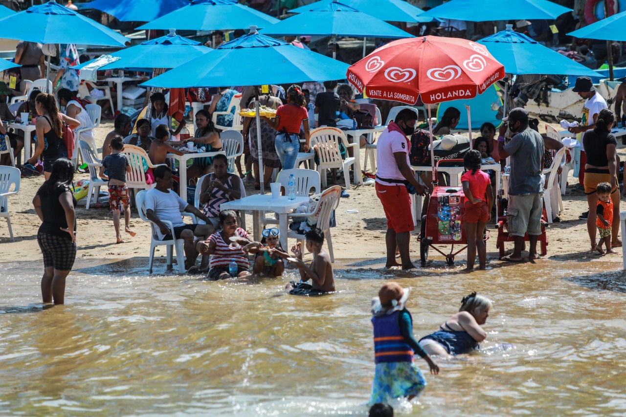 (FOTOS) Cientos de turistas llenan las playas de Acapulco pese a pandemia por Covid-19