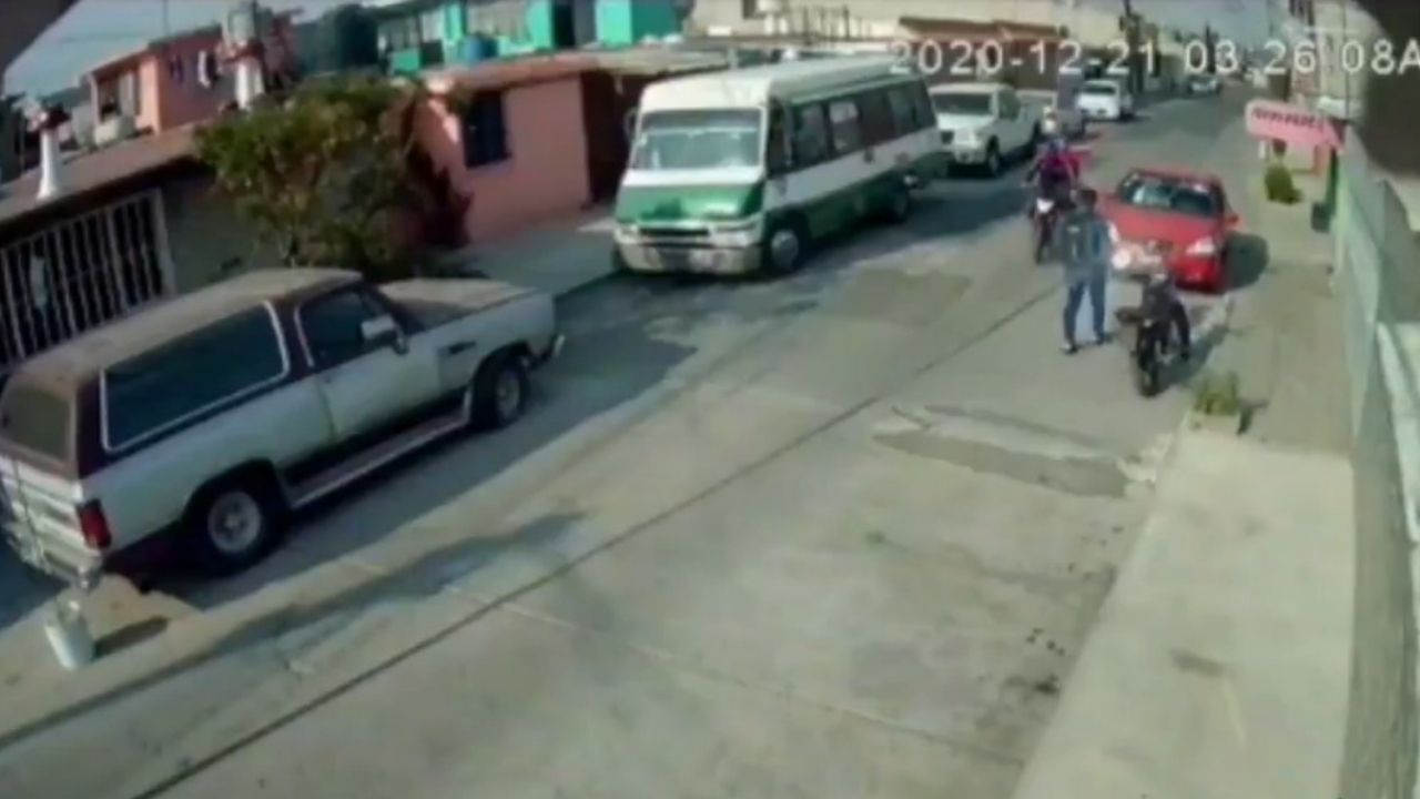 (VIDEO) Intento de asalto a bordo de una motocicleta en Edomex