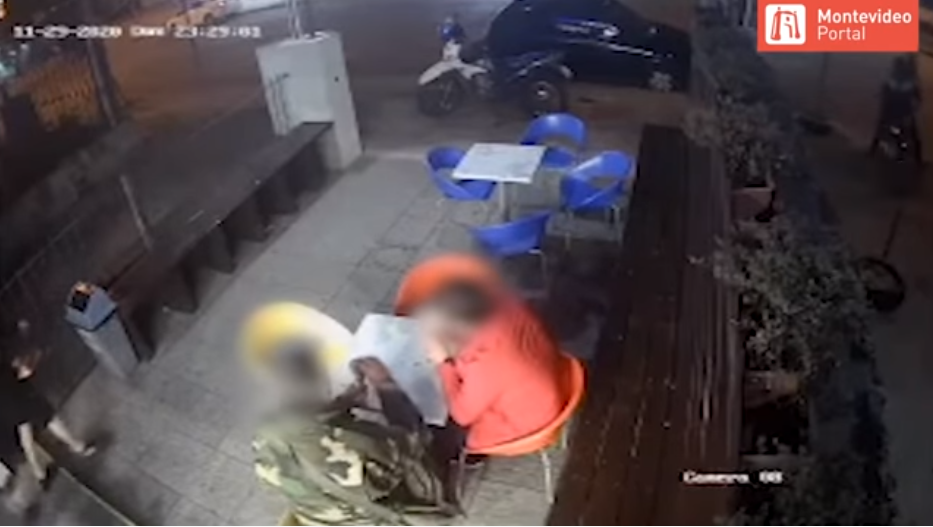 (Video) Oficial de policía evita asalto con helado en mano