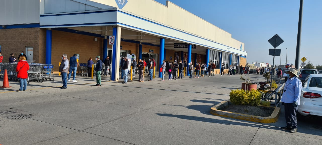 Toluca: Hacen largas filas para entrar a Walmart y Sam´s de Alfredo del Mazo