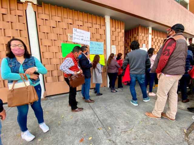 Toluca: Maestros exigen que se les paguen quincenas que les deben