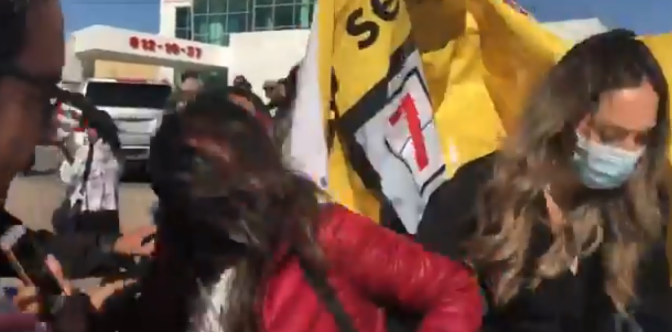 (Video) Elemento de seguridad de AMLO es cacheteado por manifestante