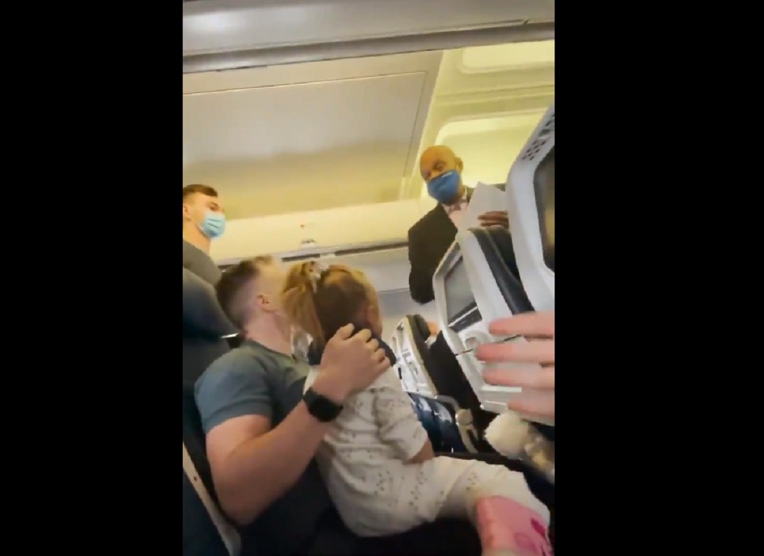 (Video) Bajan de avión a familia debido a que su hija de dos años no quiso usar cubrebocas