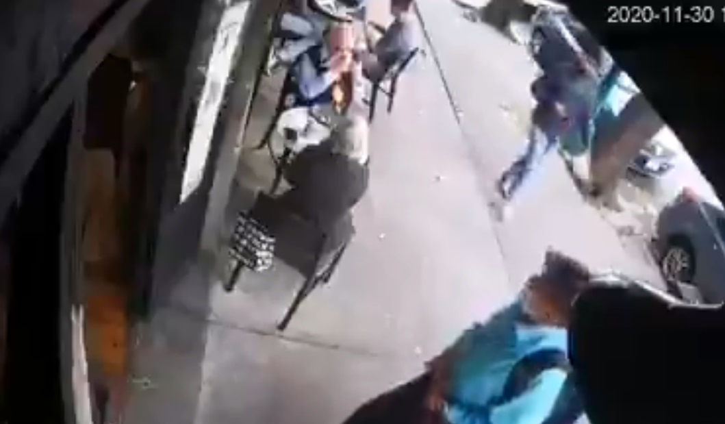 (Video) Modus operandi que usan ladrones para robar bolsas en 15 segundos en restaurantes