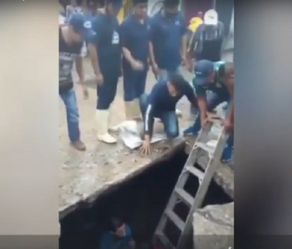 (Video) Mujer de la tercera edad es rescatada después de caer en un gran socavón en Villahermosa