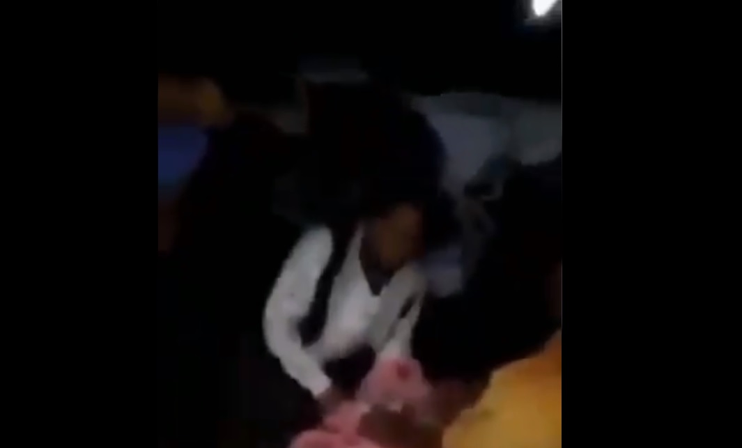 (Video) Mujer tiene a su bebé fuera de un hospital en Puebla, luego que le negaron la atención