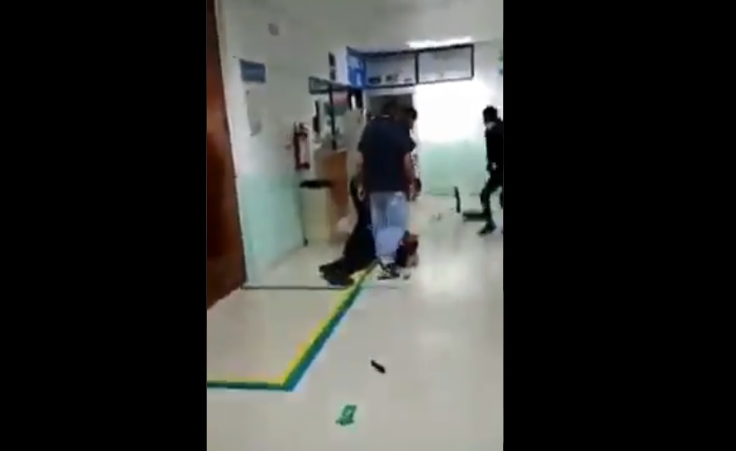 Video II Supuestos policías golpean a vigilante de un hospital