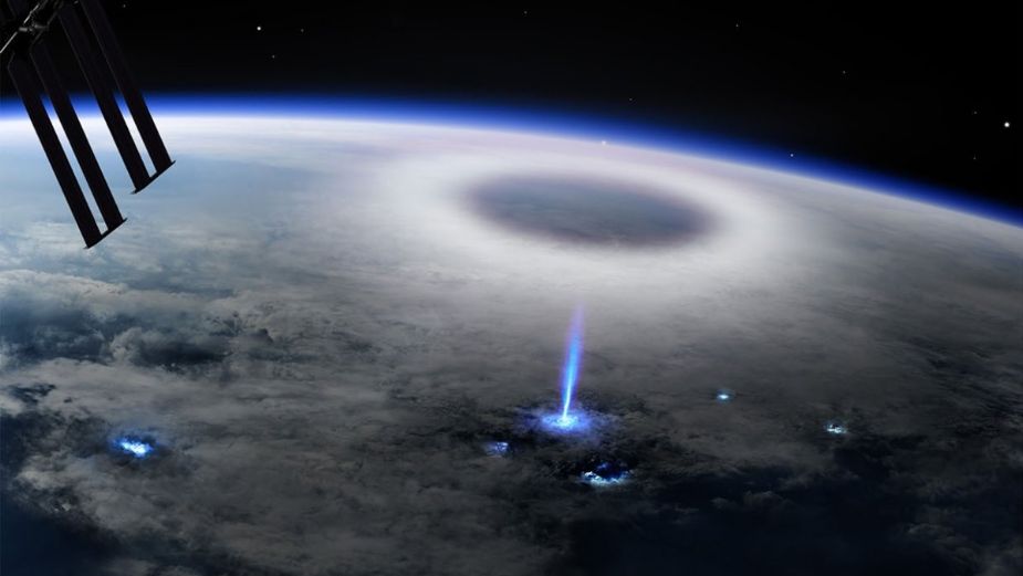 Extraño fenómeno de un rayo azul sobre la Tierra es captado desde el espacio || VIDEO