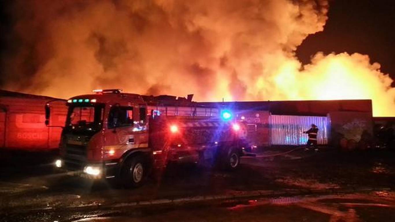 VIDEO|| 2021 inició con fuerte incendio en San Felipe del Progreso.