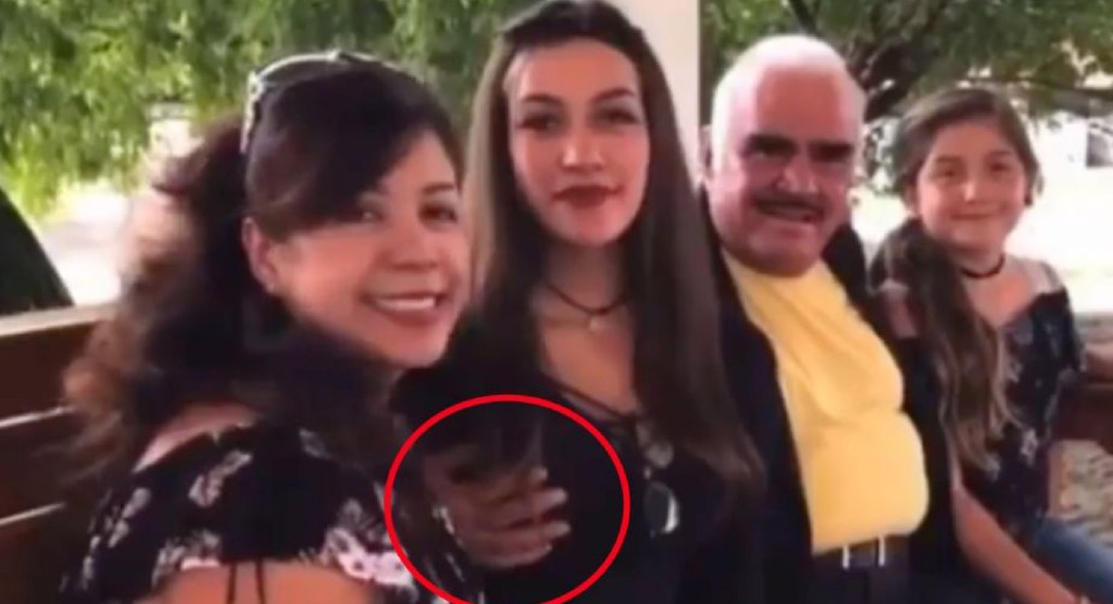 Vicente Fernández es captado tocando el pecho de una joven