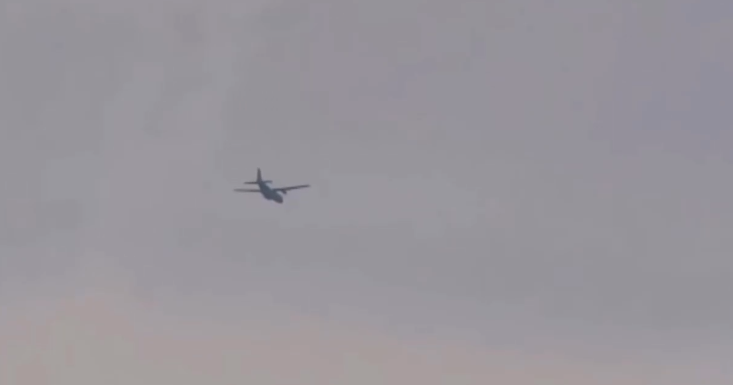 Video ll Captan OVNIs acercándose a un avión en Inglaterra