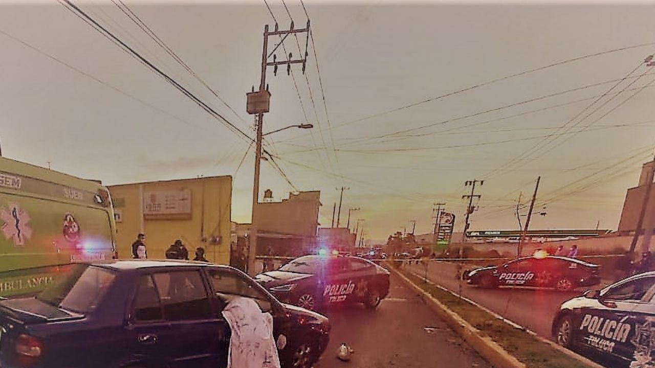 Joven pierde la vida por sacar la cabeza del coche en Toluca
