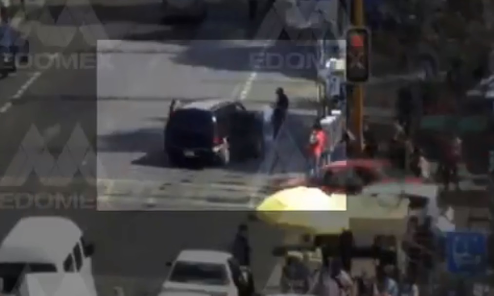 Video || Mujer es atropellada en Ecatepec por conductor distraído