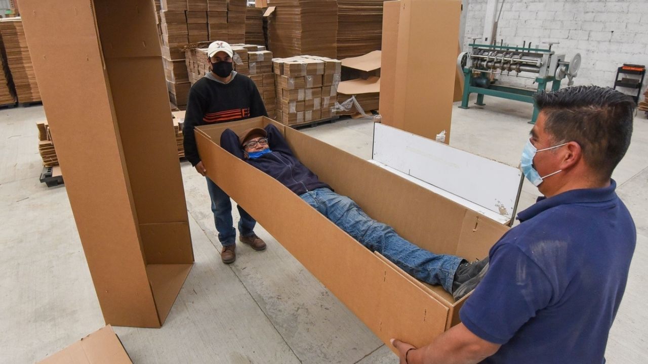 Empresa de Toluca pone a la venta ataúdes de cartón || FOTOS