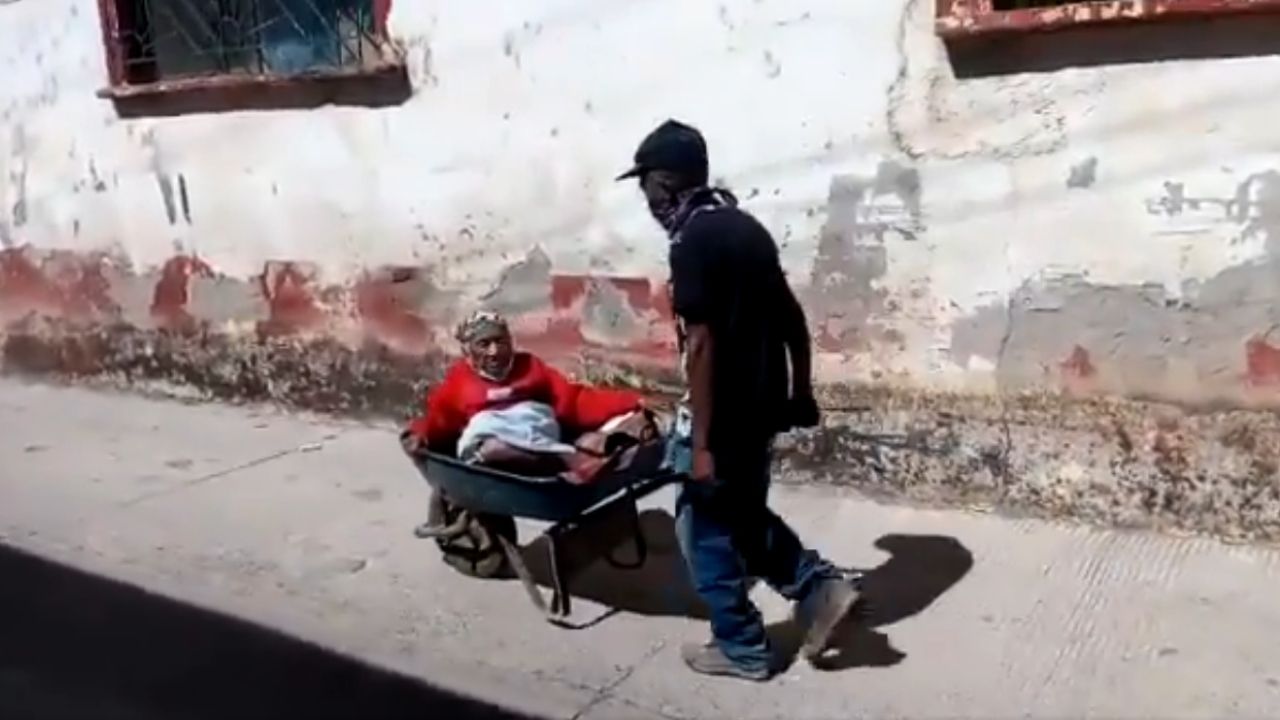 Hombre lleva a su mamá en carretilla para recibir vacuna contra COVID-19 || VIDEO