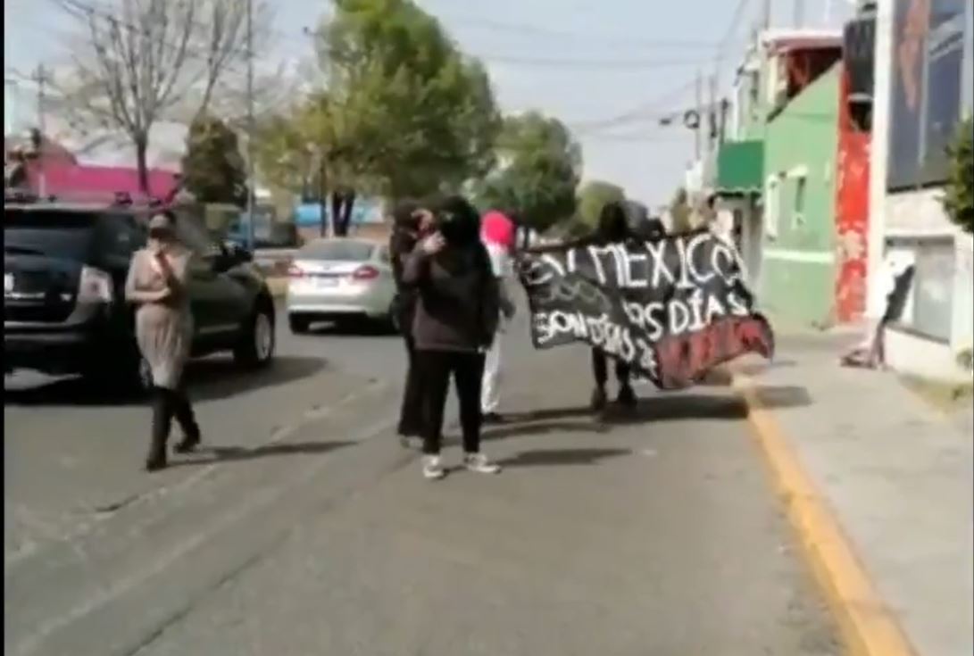 Feministas protestan en instalaciones de medio de comunicación del Edomex || VIDEO