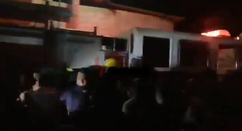 Bomberos son golpeados por vecinos tras no llegar a tiempo || VIDEO