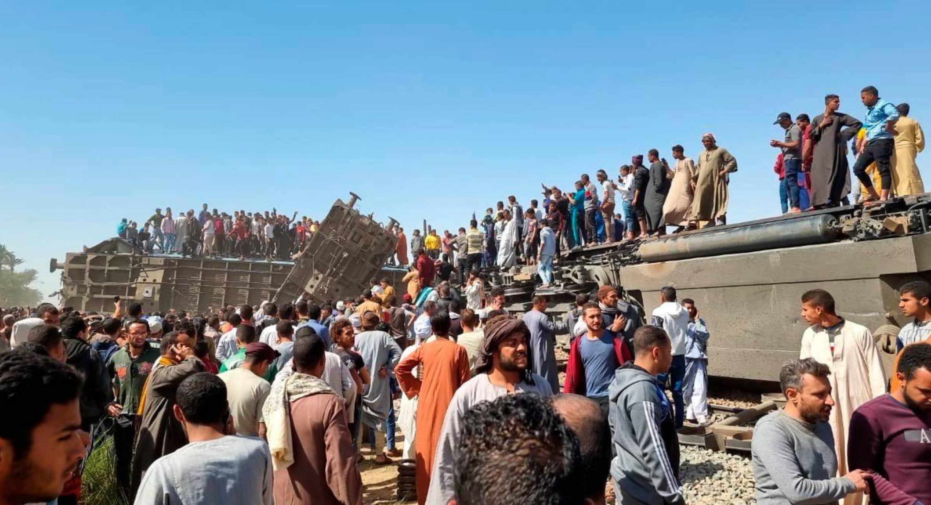 Trenes chocaron en Egipto dejando decenas de heridos