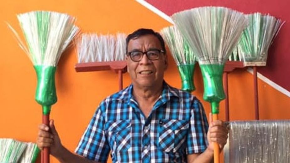 Don Roberto de 72 años recicla Pet para hacer escobas.