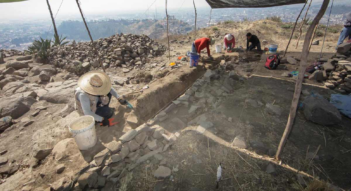 Hallan 300 piezas arqueológicas y basamentos en Toluca