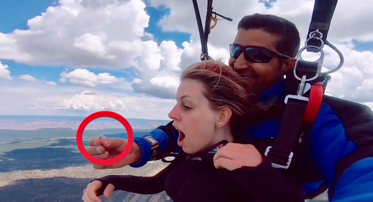 Hombre pide matrimonio a su novia mientras hacen paracaidismo || VIDEO