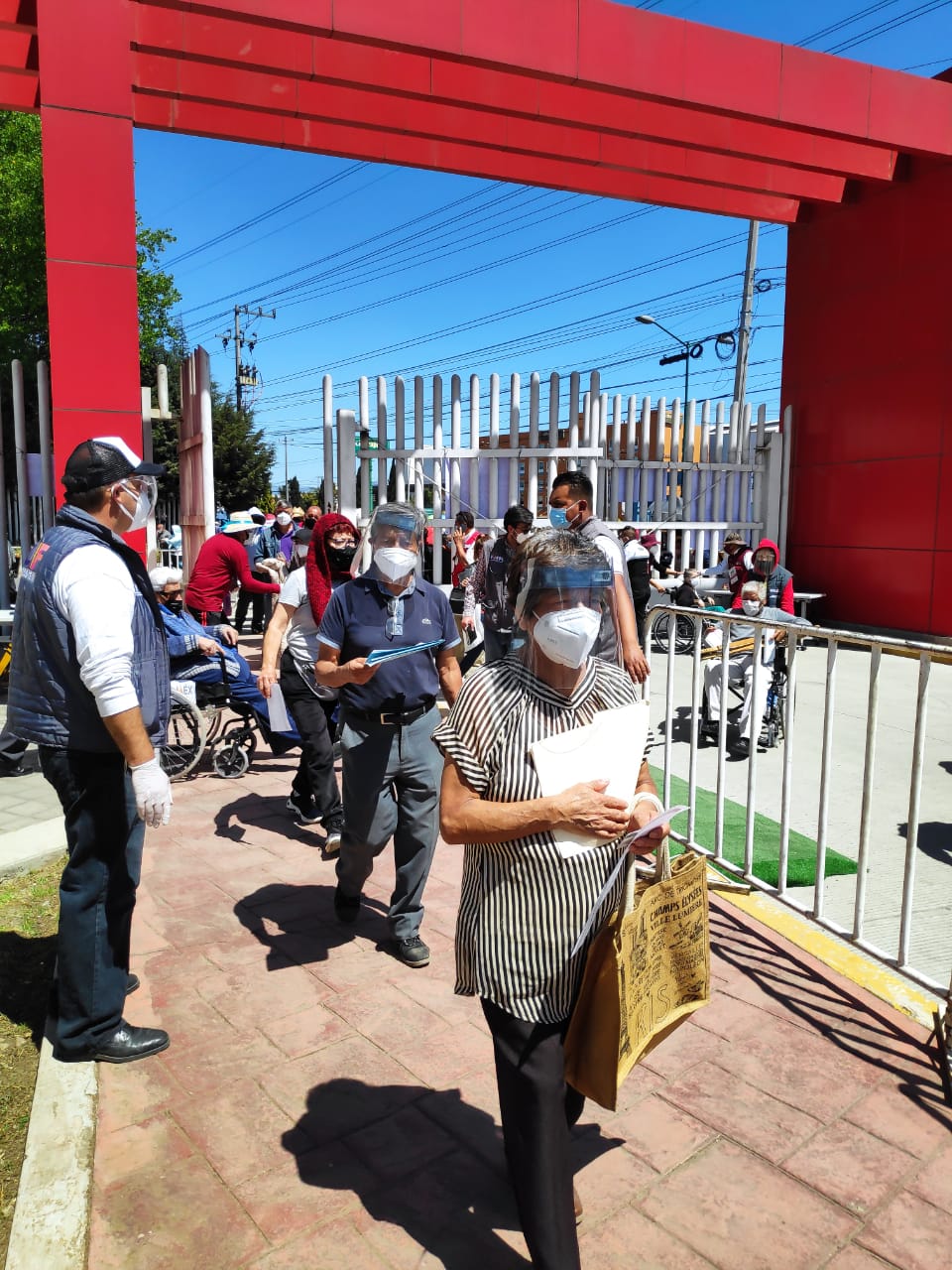 Adultos mayores reconocen la labor de las autoridades y personal médico en la Jornada de Vacunación en Toluca