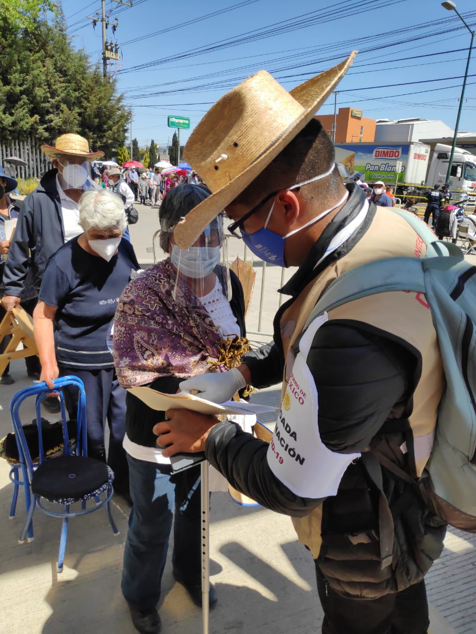 Adultos mayores reconocen la labor de las autoridades y personal médico en la Jornada de Vacunación en Toluca