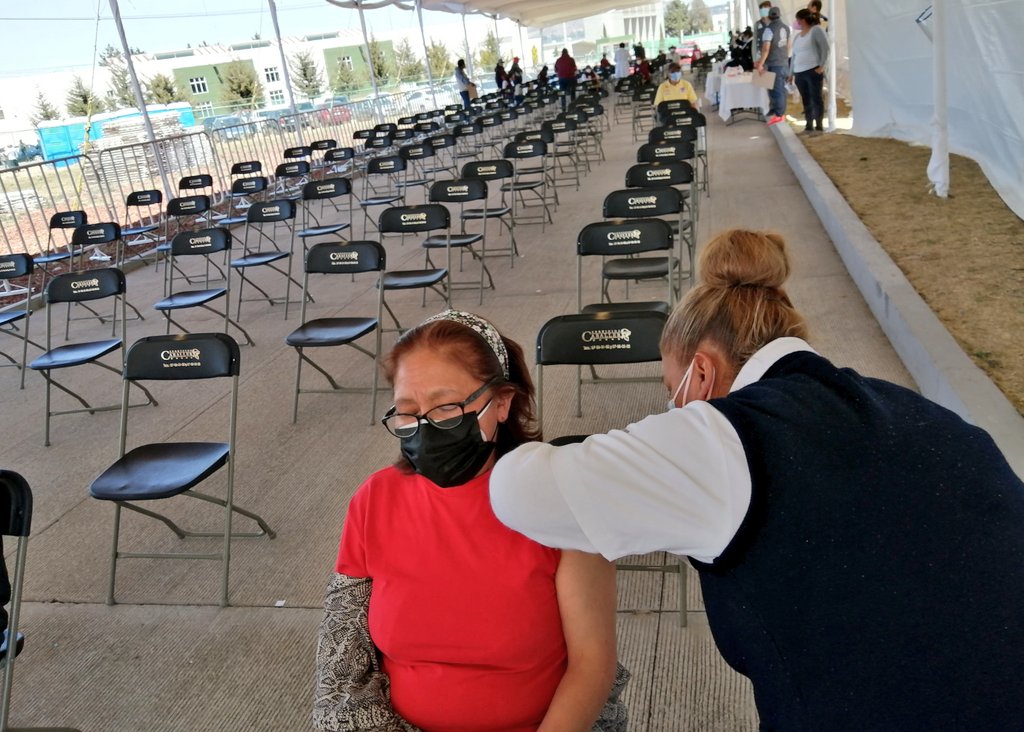 Registran poco tiempo de espera en módulos de vacunación en Toluca