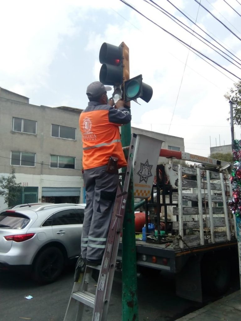 El Ayuntamiento de Toluca ha habilitado una línea telefónica para que los ciudadanos puedan reportar la existencia de semáforos descompuestos