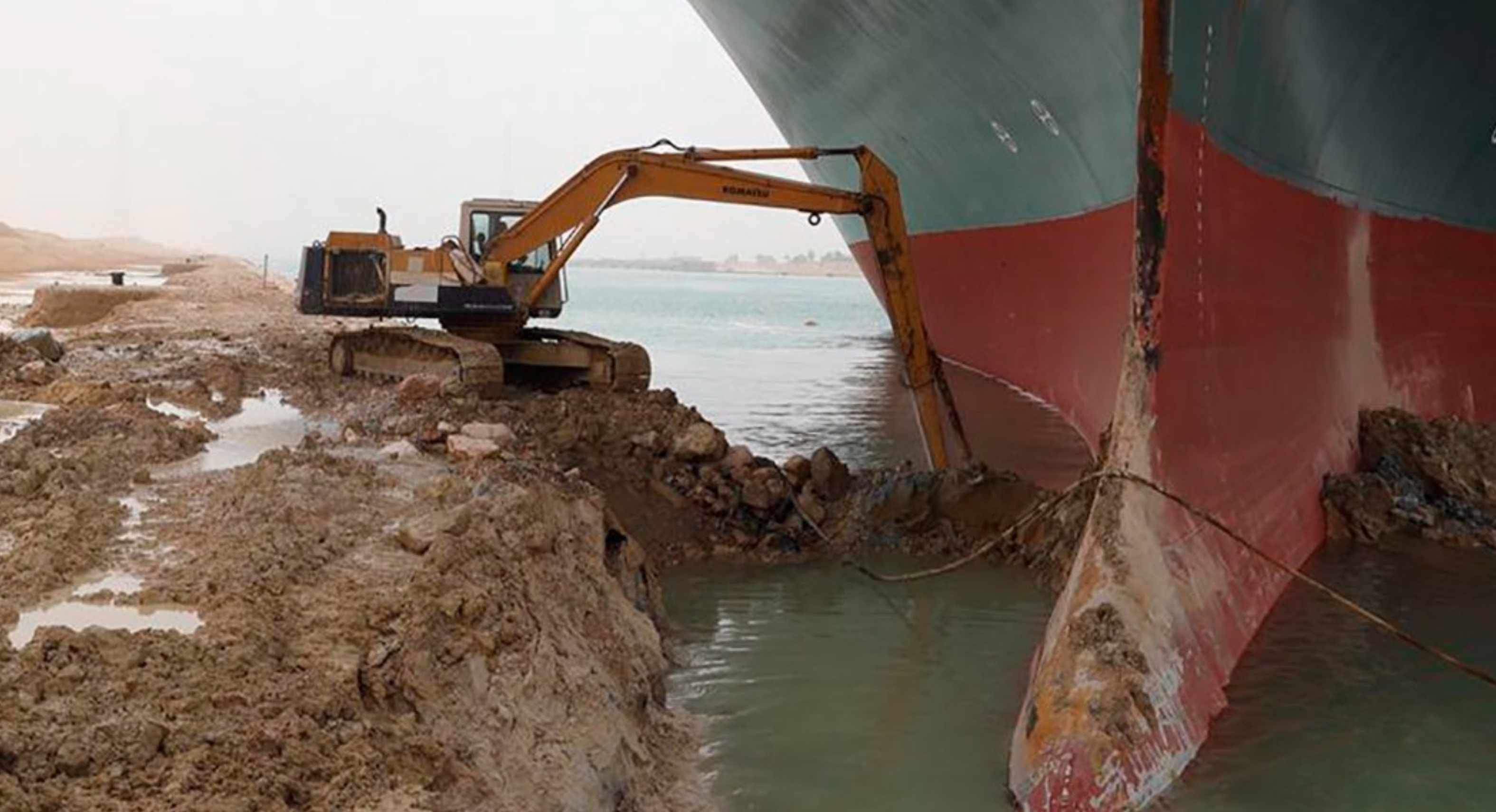 Buque en el Canal de Suez, tardará semanas en desencallar