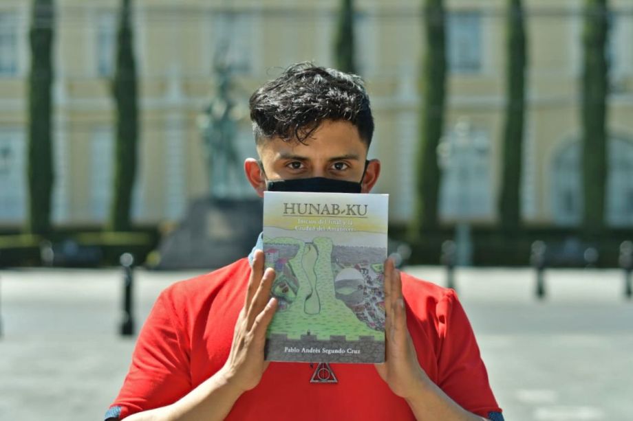 Pablo Andrés Segundo Cruz, egresado de la Universidad Autónoma del Estado de México (UAEMex) pide apoyo para dar a conocer su libro de fantasía Hunab-Ku