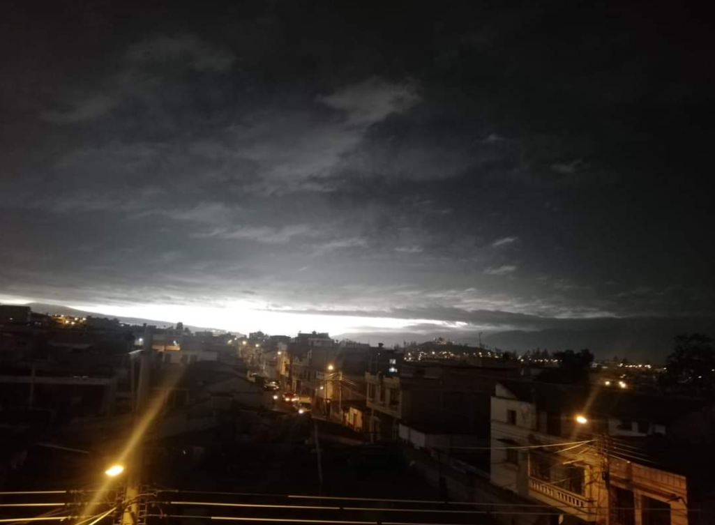 El día se convierte en noche en varias provincias de Ecuador