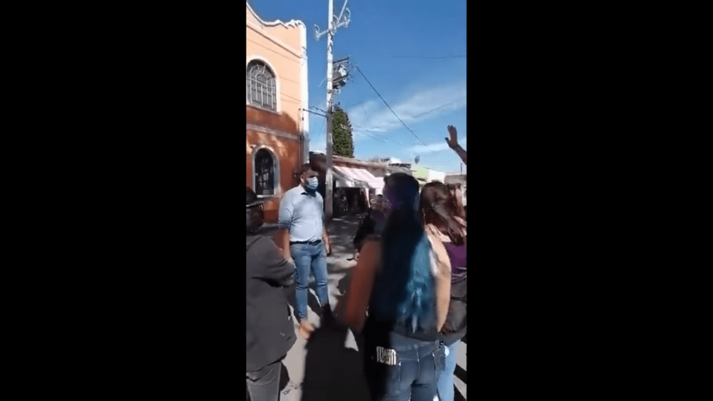 Video || Hombre explota contra grupo de mujeres que vandalizaron su auto