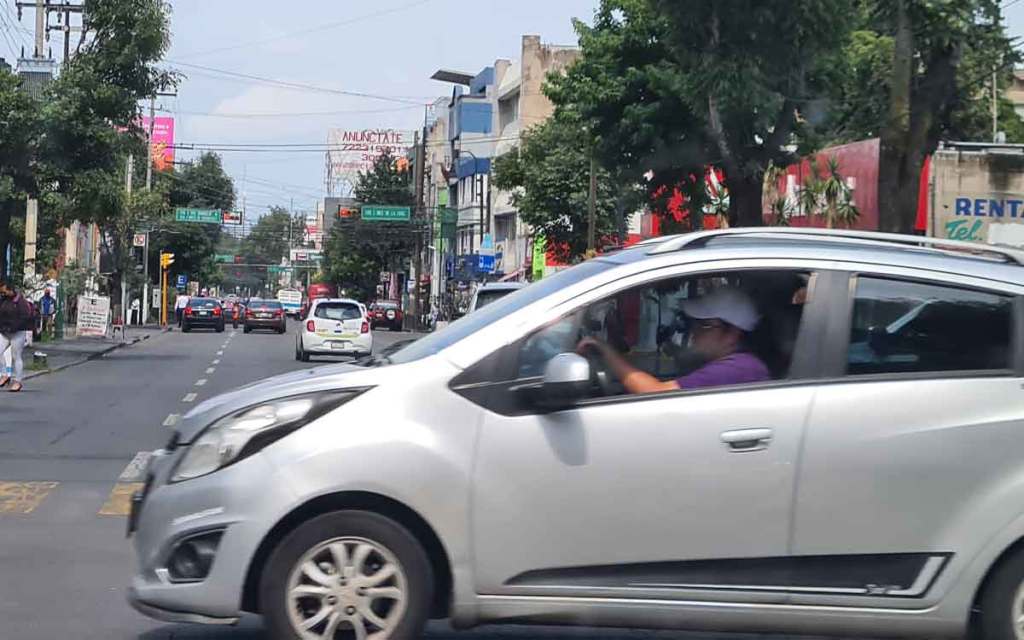 Carro en la calle Juárez en Toluca.