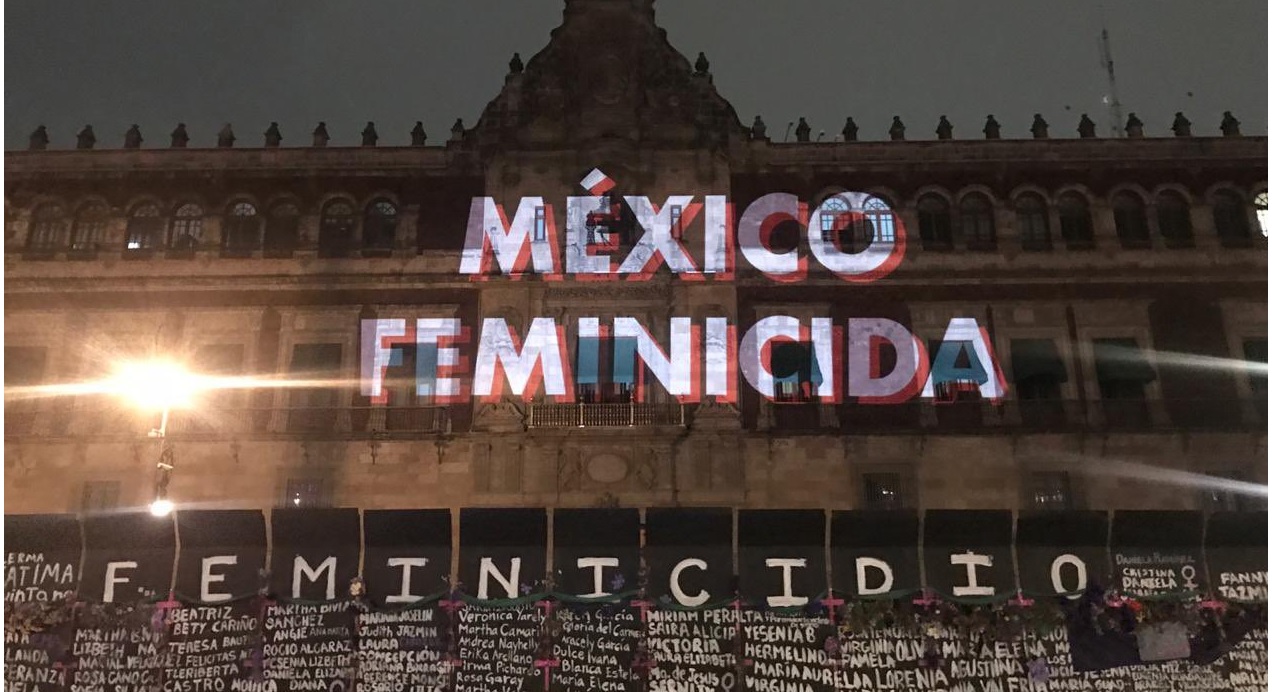 Mujeres toman Palacio Nacional con luces, flores y mensajes || FOTOS