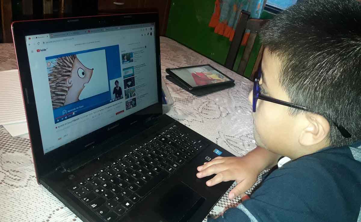 SEP niño tomando clases online.