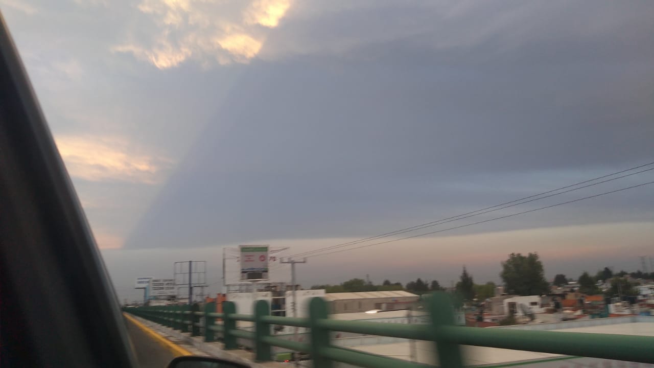 Toluca fotografía tomada en los puentes de tollocan donde se muestra la línea en el cielo
