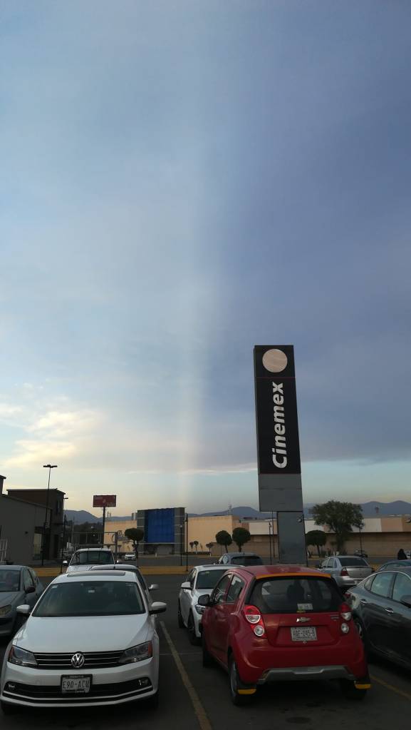 Imagen del estacionamiento de Cinemex donde se aprecia la línea en el cielo
