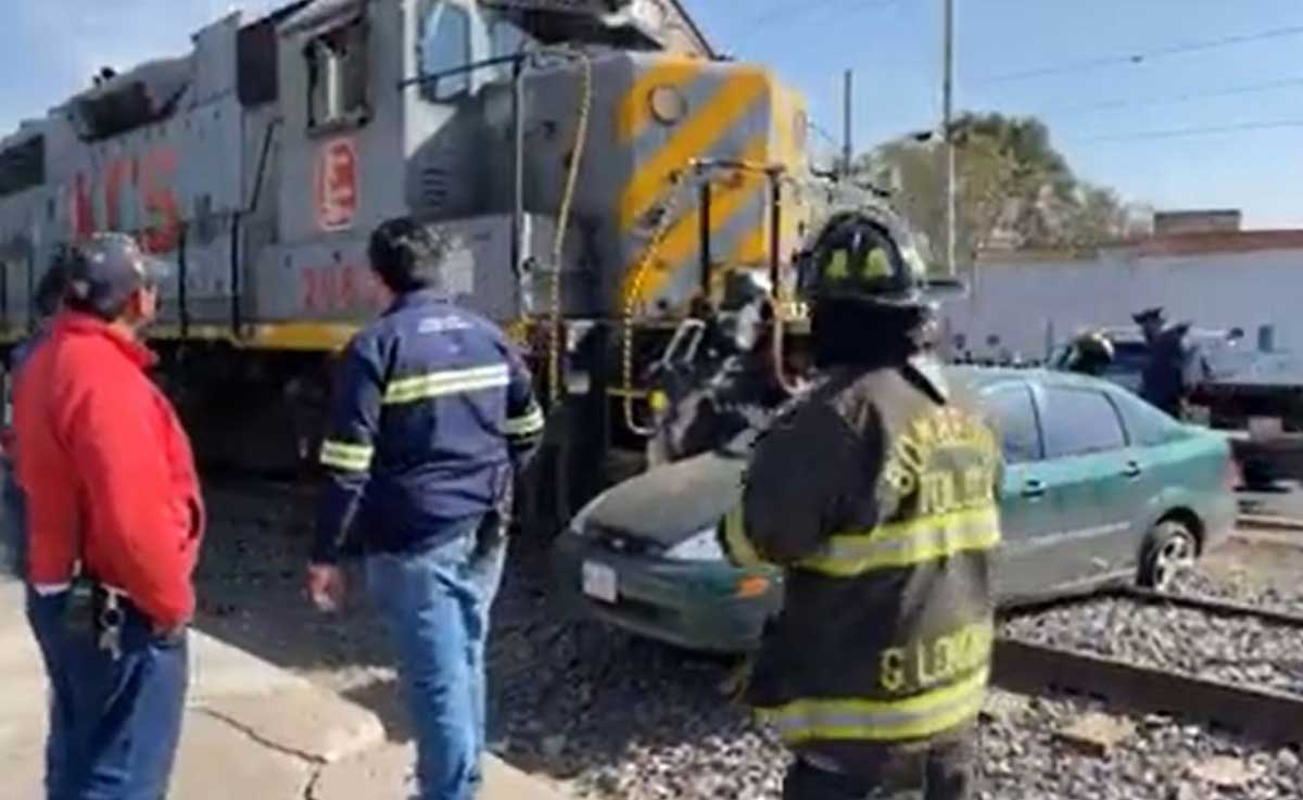 Toluca: Tren arrolla auto que intentó ganarle el paso