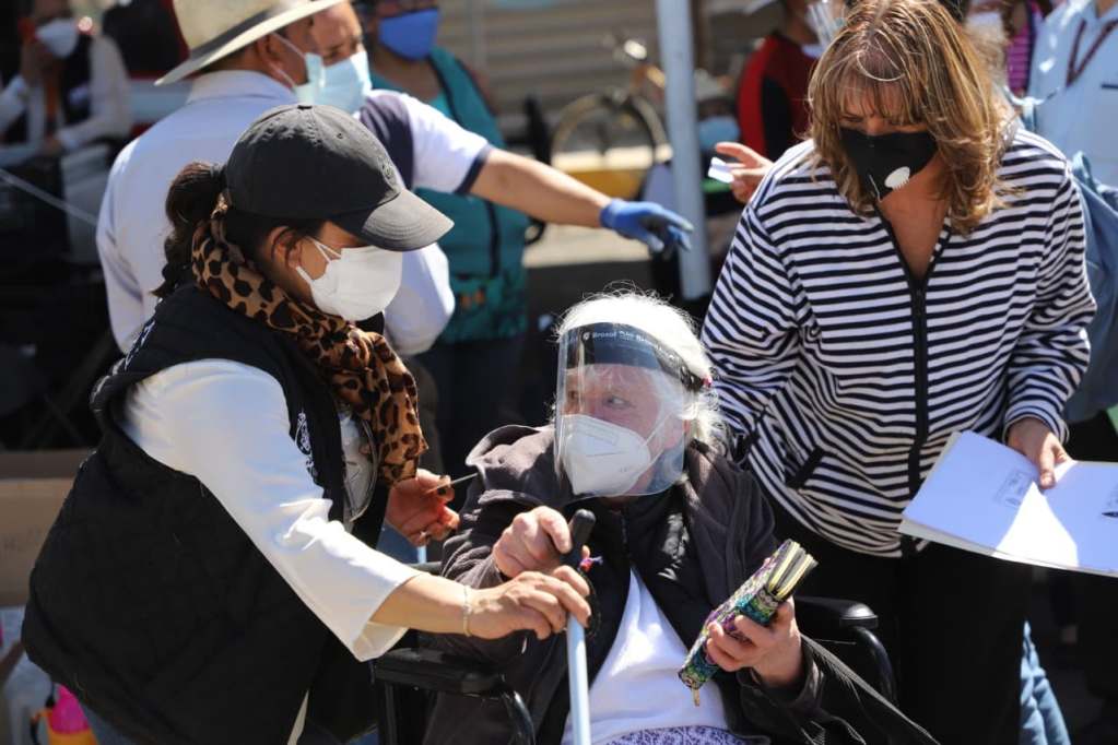 Los adultos mayores del municipio de Toluca han valorado la buena atención y trato recibido durante la jornada de vacunación contra el COVID-19