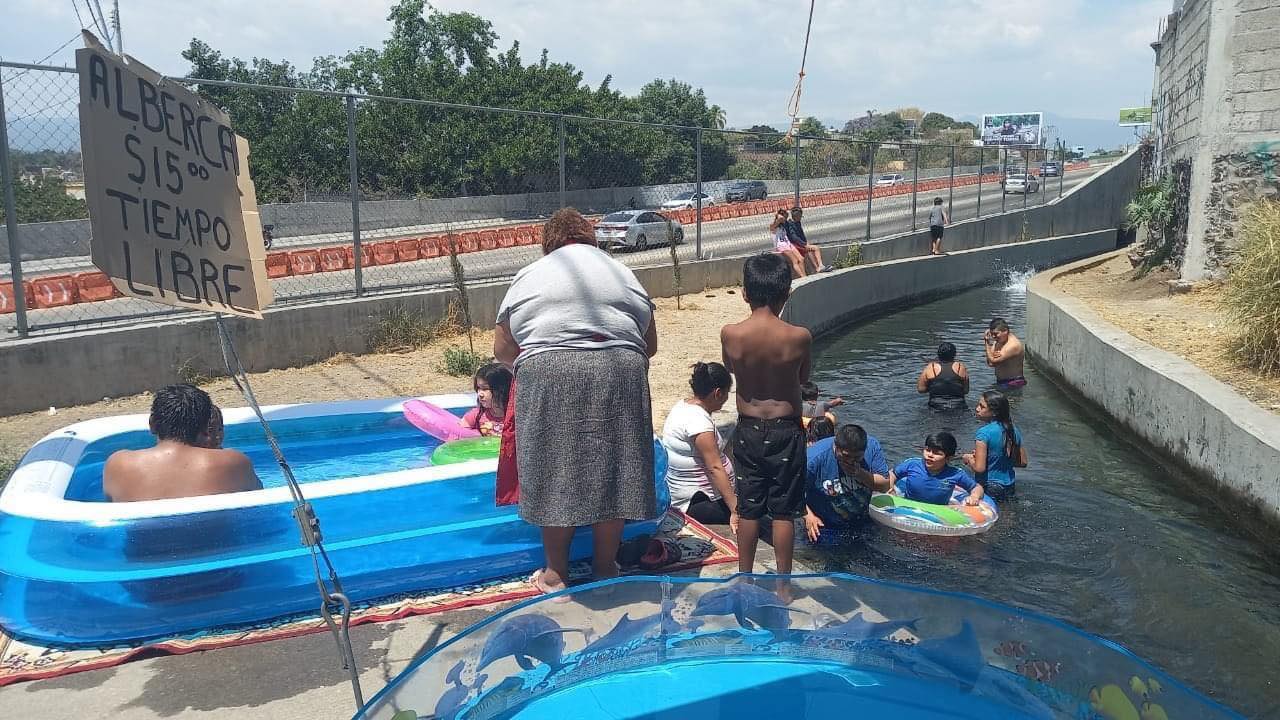 Canal de Atlacomulco, lugar donde familias disfrutan sus vacaciones