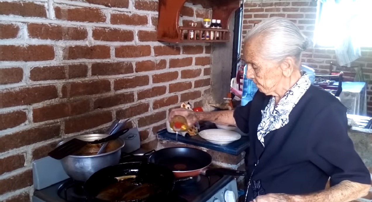 Doña Ninfa, la abuelita youtuber que pide ayuda para sobrevivira con monetizar sus videos para sobrevivir