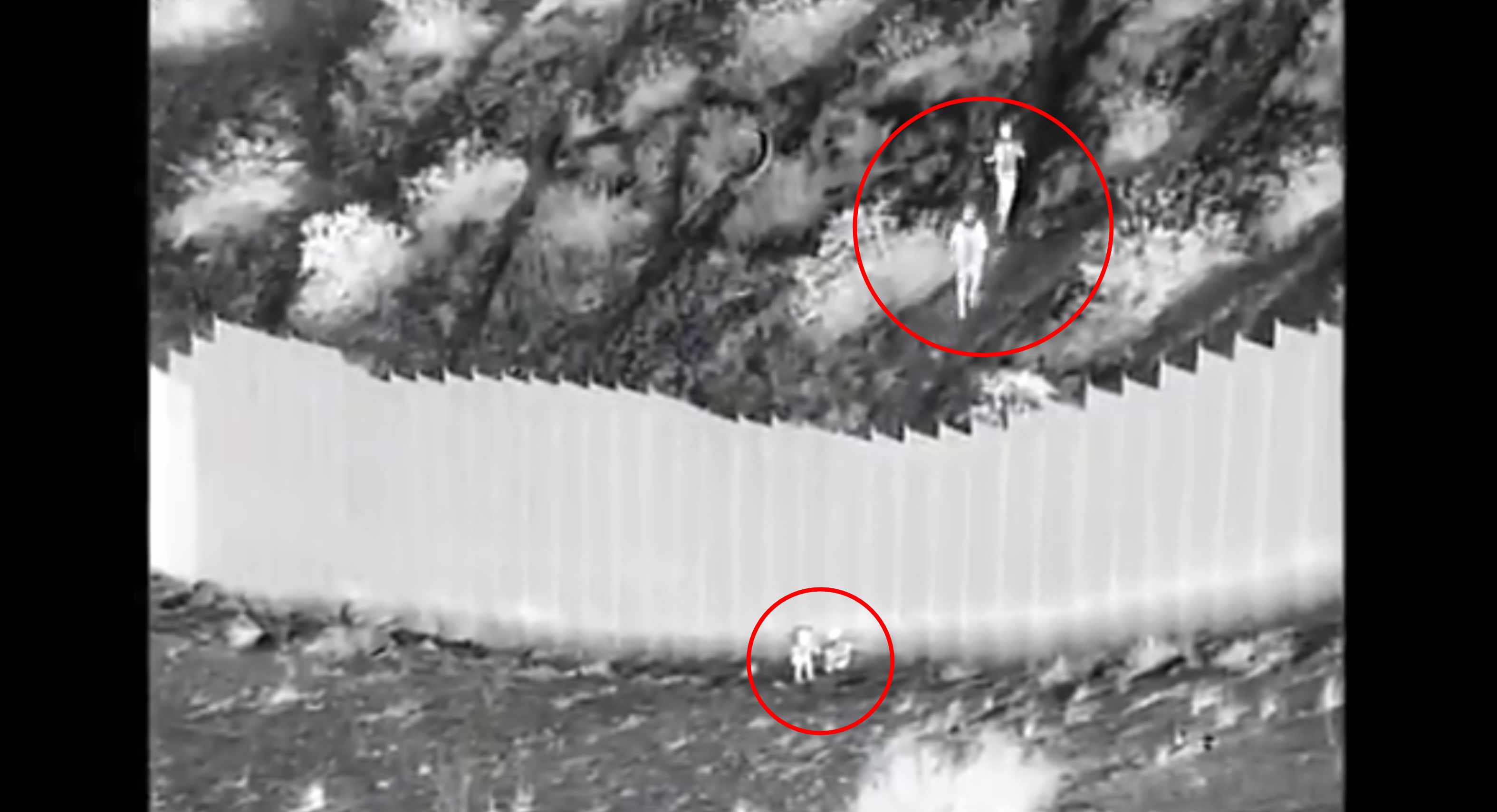 En el muro fronterizo, dos hombres dejaron caer a dos niñas