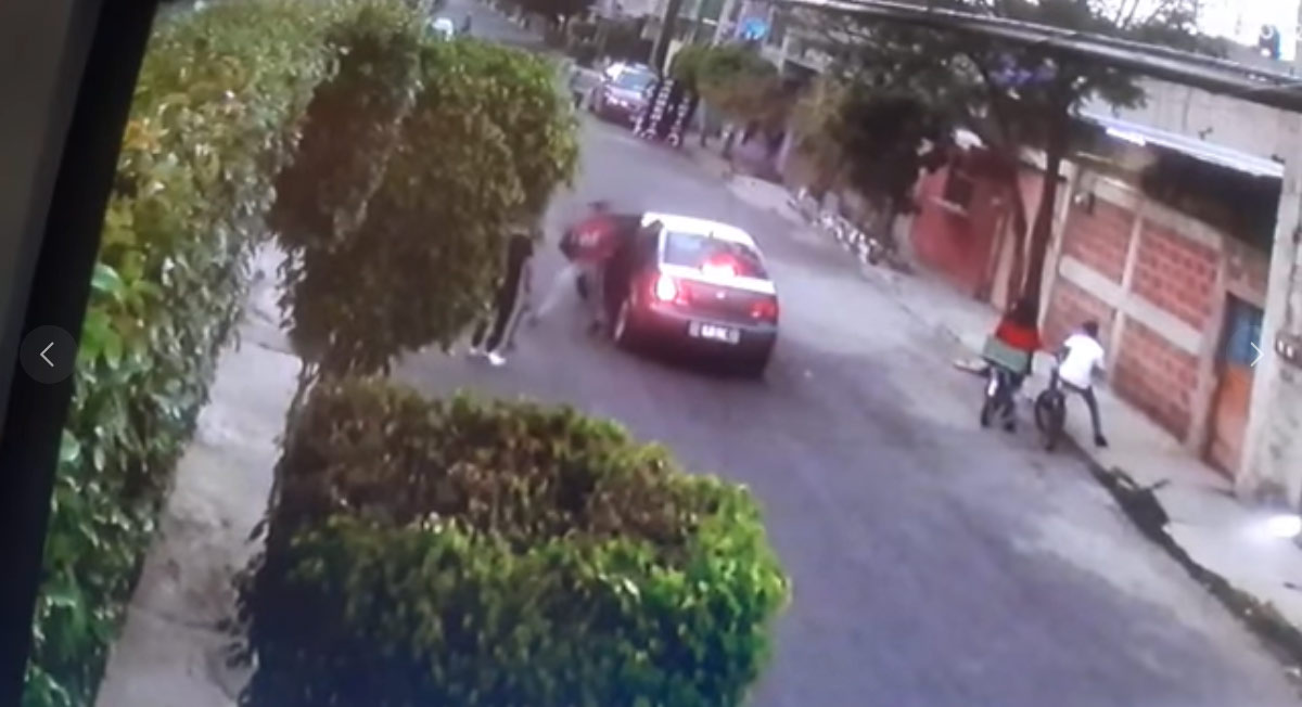 Jóvenes son víctimas de un asalto a mano armada en el EDOMEX – VIDEO