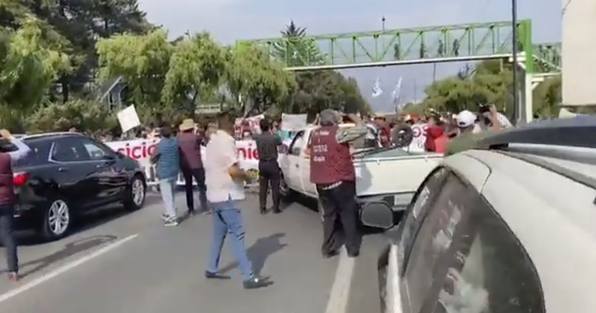 Manifestación a las afueras del IEEM genera caos vial en Tollocan