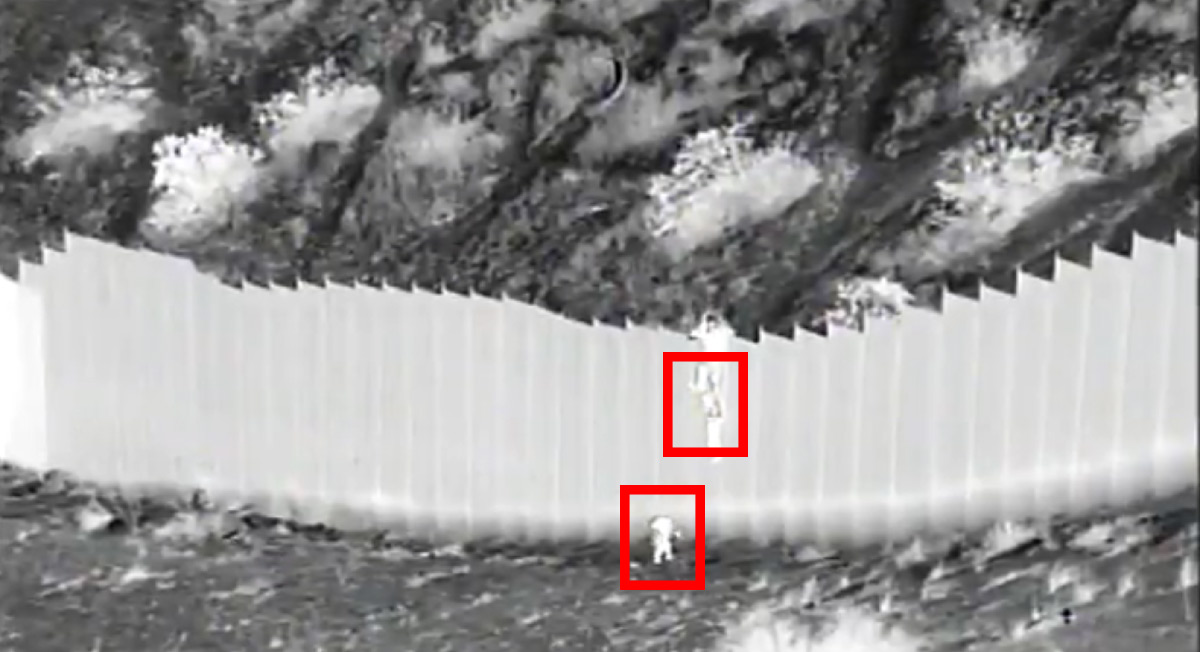 Niñas cruzan muro fronterizo de EU y México siendo aventadas por «polleros» || VIDEO