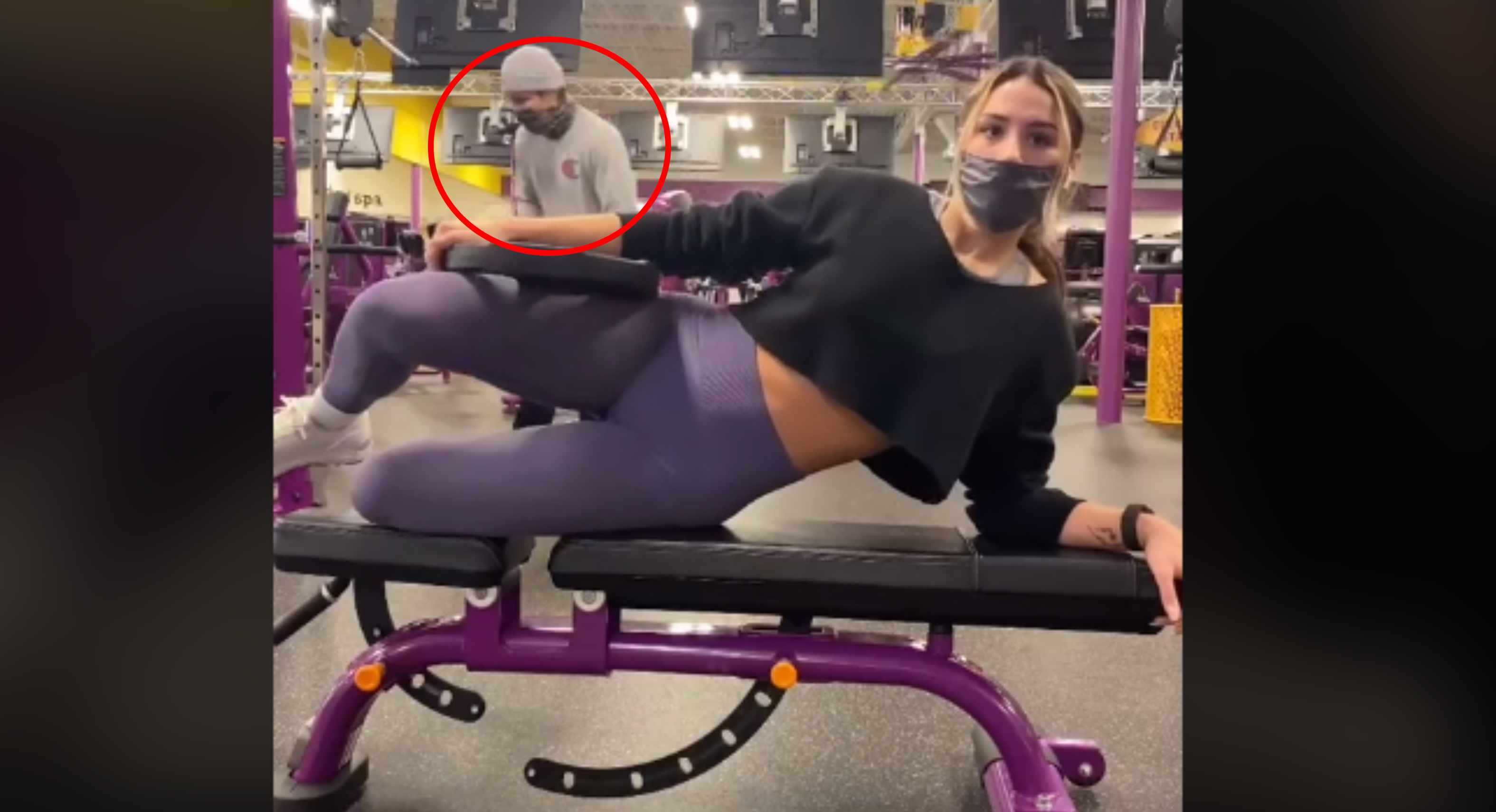 Acosador captado en vídeo de TikTok por una mujer en gimnasio