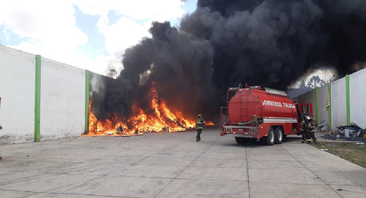 Toluca: Registran incendio de una fábrica en San Pablo Autopan || FOTOS